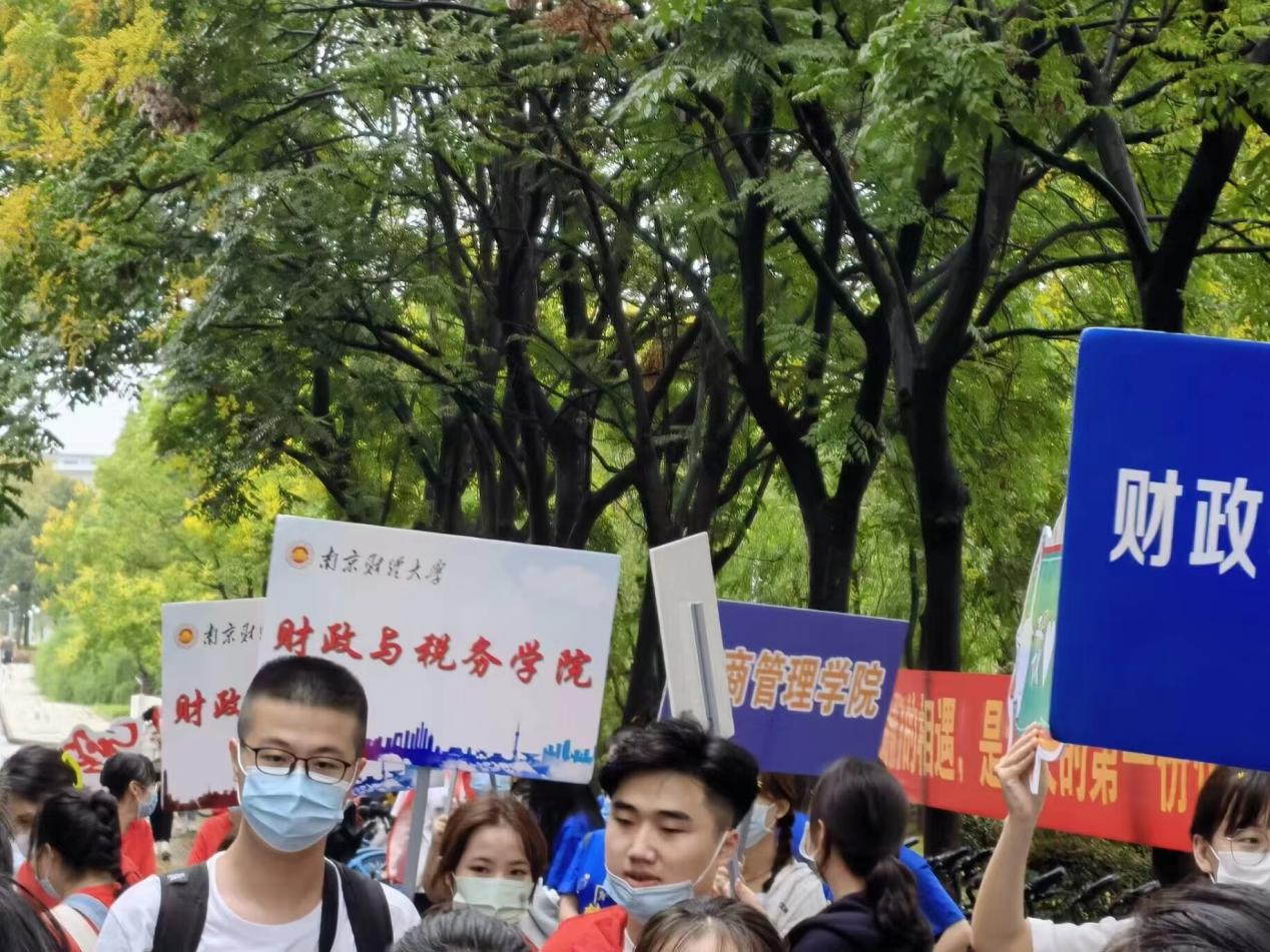 伟德国际1946志愿者迎接新生