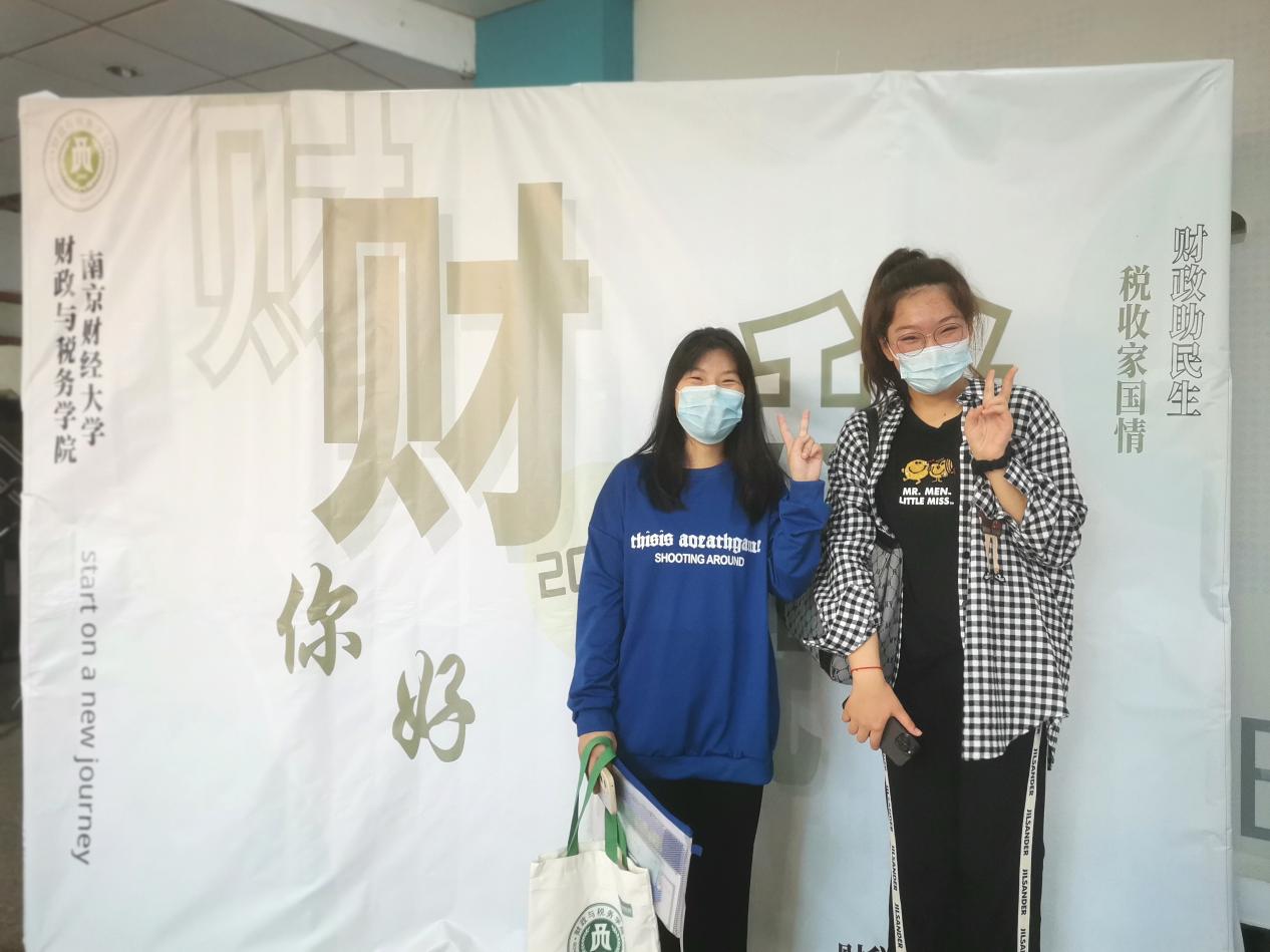 伟德国际1946新生拿到礼物后合影